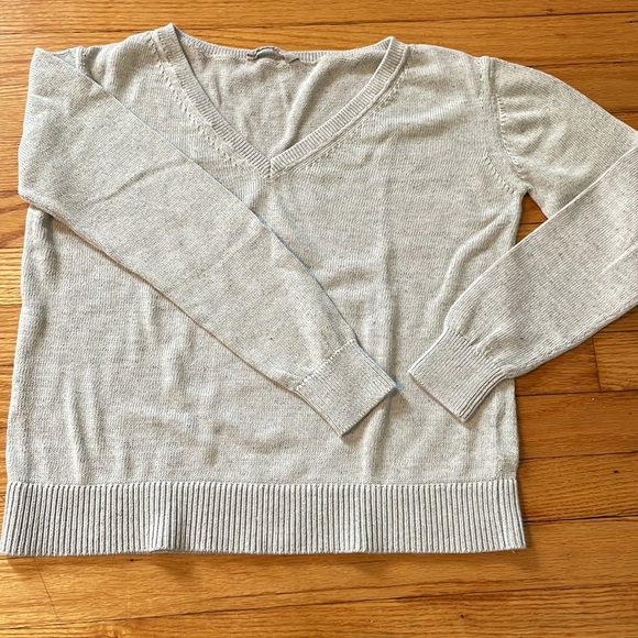 Everlane Soft Cotton V-Neck in Heather Grey | XXS - Picture 5 of 8